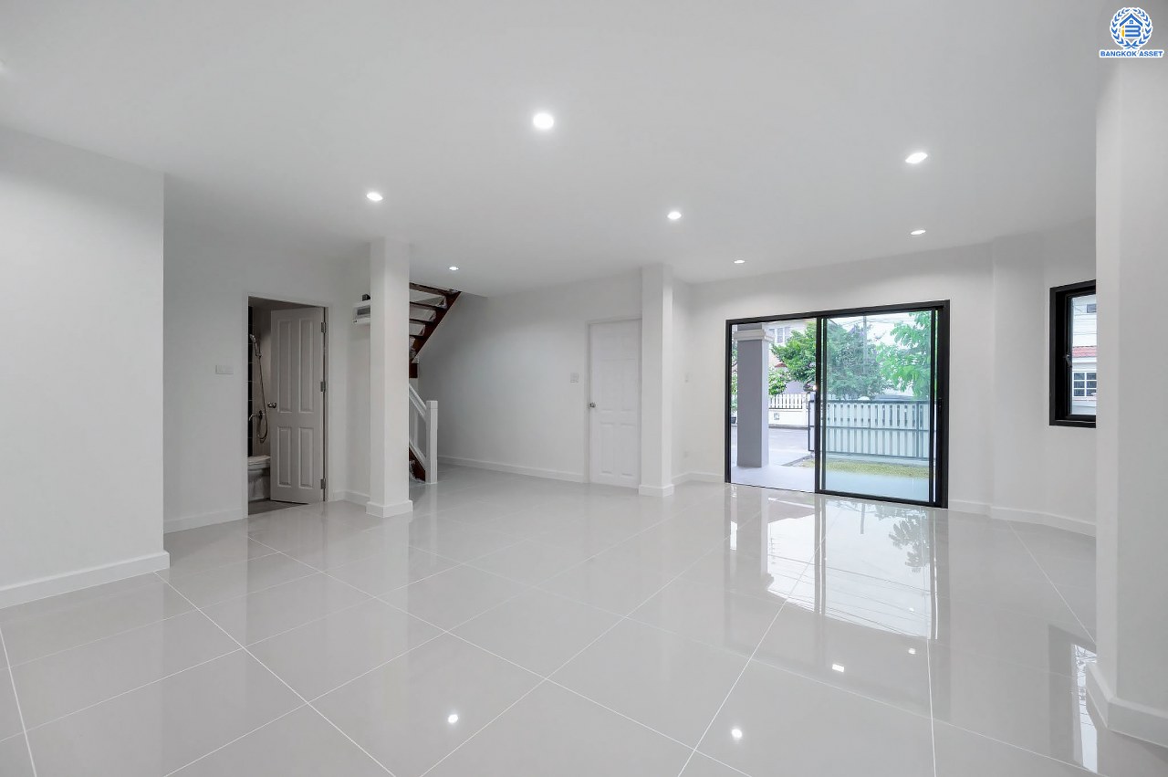 บ้านมือสองตกแต่งใหม่ โครงการ ณัฐชากรีนวิลล์ ปิ่นเกล้า-กาญจนาฯ บนเนื้อที่ 57.70 ตร.ว. ฟังก์ชัน 3 ห้องนอน 2 ห้องน้ำ จอดรถได้ 2 คัน บนทำเลศักยภาพ ใกล้เซ็นทรัลเวสต์เกต ทางด่วน "ศรีรัช" รถไฟฟ้าสายสีม่วง "สถานีตลาดบางใหญ่"